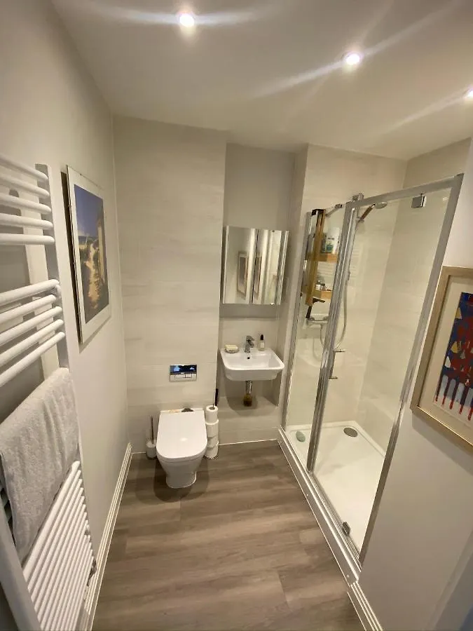 Stylish Apartment With Terrace 억스브리지 0*,  영국