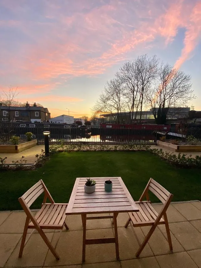 Stylish Apartment With Terrace Uxbridge