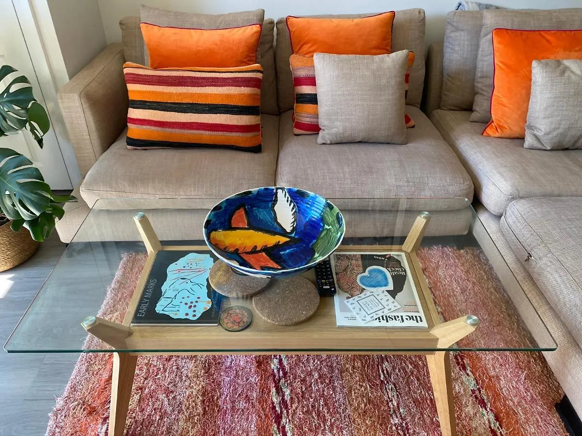 Stylish Apartment With Terrace 억스브리지